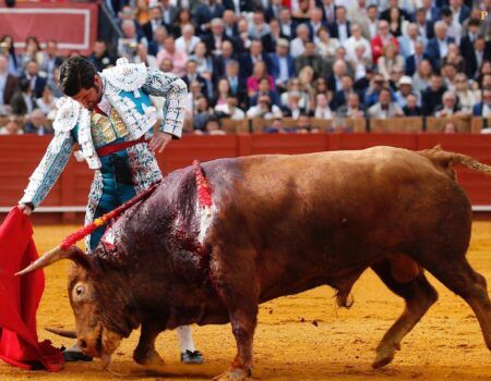 Toros en Sevilla: Volvió el mejor Manzanares… en una única serie al segundoEl alicantino desperdició un lote de triunfo grande pero pudo gozar, junto a un inane Talavante, de otra lección torera de Morante