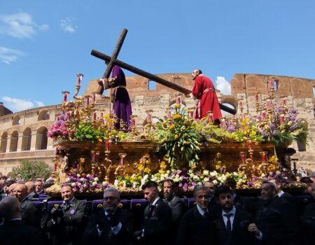 El Cachorro en Roma (III): Momentos en San Pedro y la procesión fallida¿El Papa rezó ante las imágenes? Unos se lo creen, otros no...
