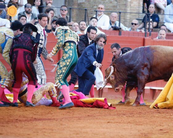 Juan José Padilla intenta hacer el quite a su poderdante, Martín Morilla
