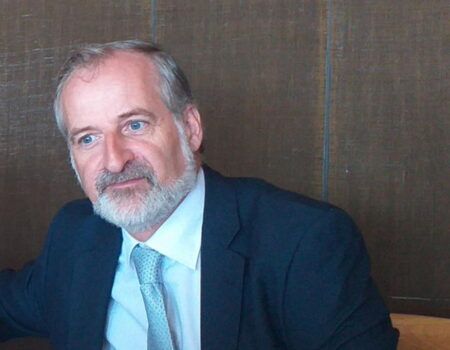 Entrevista a Gonzalo Sichar, profesor de Antropología en la UNED y uno de los impulsores del partido Neo"Creo que la gente se atreve a cambiar más su voto porque están hartos y quieren que se levanten las alfombras"