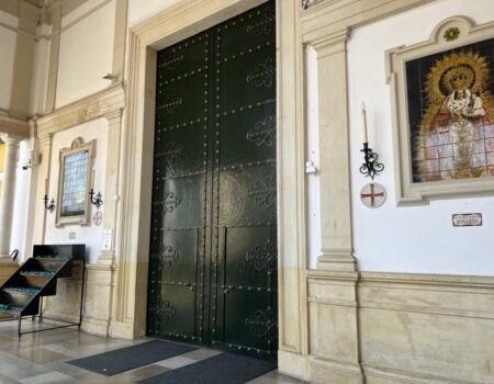 La basílica de la Macarena cierra sus puertas ante el escándalo y el llanto de los fieles por la barbaridad de su restauración