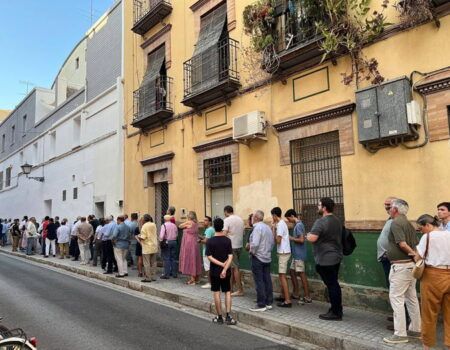El Cabildo de la Macarena ha empezado con cientos de hermanos aún en la calle