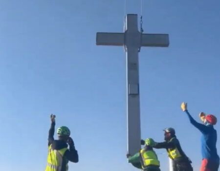 La cruz del Aneto regresa a la cima después de ser retirada para su restauración