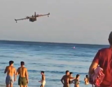 Aplausos desde la playa de Zahara a los aviones del Infoca