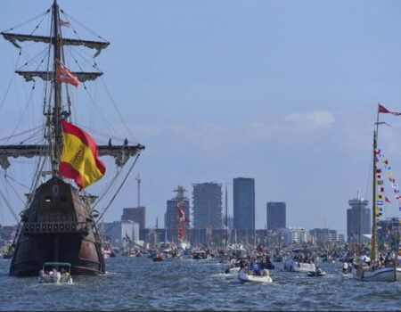 Espectacular entrada de la flota de la Fundación Nao Victoria en Amsterdam