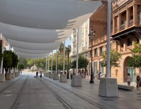 La sombra de los toldos de la Avenida llega al tranvía de Sevilla