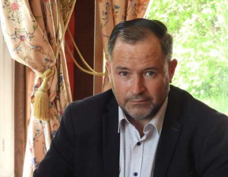 Entrevista a Javier Navascués, periodista católico"Hay que reconocer lo que España y la Iglesia deben a Franco por librarnos del comunismo y traer unos años de paz, prosperidad y buenas costumbres católicas"