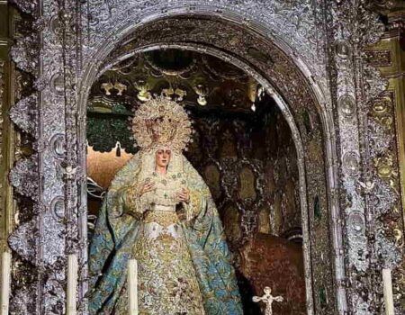 Las fotografías del último día de La Macarena en su camarínCientos de devotos se despidieron de Ella antes de su intervención