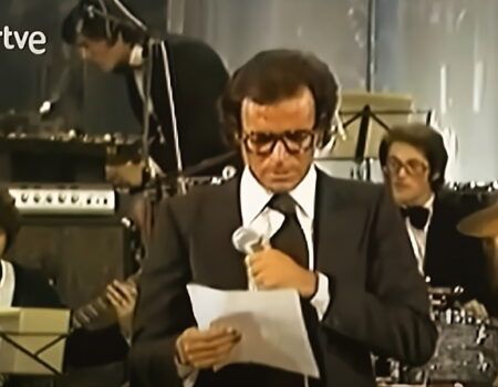 La primera vez que Julio Iglesias interpretó «Soy un truhan, soy un señor», del Dúo Dinámico, en la elecciones de 1977