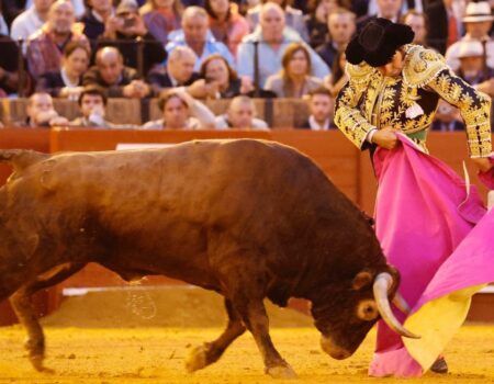 Toros en Sevilla: Morante inventa el sobrenatural, un instante eterno e imposible de repetirPocas posibilidades para Zulueta en su alternativa por el fiasco de Núñez del Cuvillo. Roca Rey también estaba en el cartel