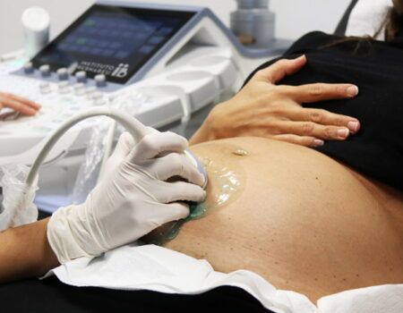 Alertan de que el esmalte de uñas afecta a la fertilidad de las mujeres