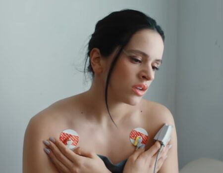 Rosalía vuelve cantando en alemán con el lanzamiento del primer sencillo de su nuevo álbum, «Berghain»