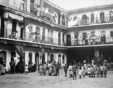 ¿Volveremos a las casas de vecinos?