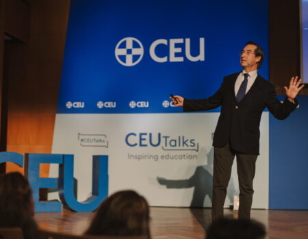 Mario Alonso Puig en la Universidad CEU Fernando III: “No dejéis pasar ni una oportunidad, juguemos a ganar, no a no perder”