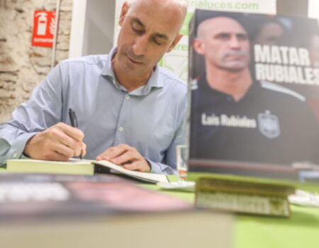 Matar a RubialesLuis Rubiales: «El contrato de la Supercopa es el mejor de la historia»