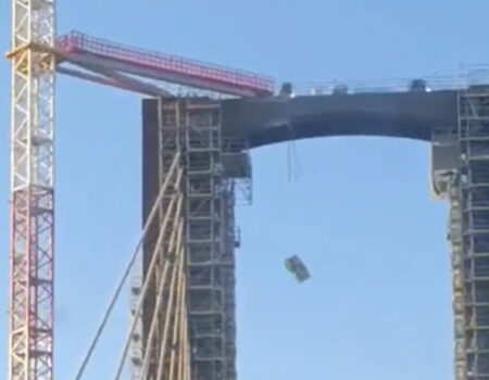 Cae un aseo portátil desde gran altura en el Puente del Centenario de Sevilla