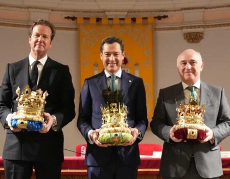 Juanma Moreno, Iván Bohórquez y Juan Ignacio Zafra recogen sus coronas de Reyes Magos de la Cabalgata de Sevilla