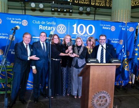 Rotary Club de Sevilla entrega la distinción «Sevillano del Año» al grupo musical «Siempre Así»
