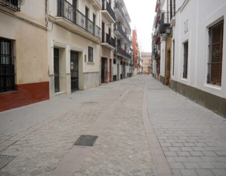 La calle Santa Ángela de la Cruz reabre de manera peatonal como plataforma única y adoquín de Gerena