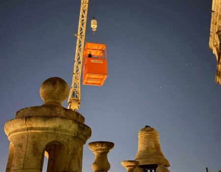 Retirada de las tres jarras de azucena de la Giralda