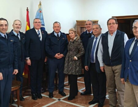 Miembros de la jerezana Orden de Santa Bárbara visitan la Base Aérea de TabladaPresentaron el proyecto de su nuevo ciclo castrense dedicado al Plus Ultra y al Ejército del Aire y del Espacio