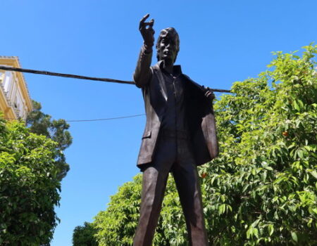 La estatua de Bambino ya luce en la Plaza de la Constitución de Utrera