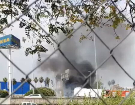 Incendio de un camión en la salida hacia IKEA de la A-49