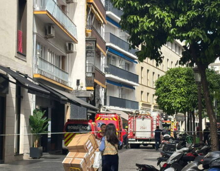Los bomberos de Sevilla están actuando en un incendio en la céntrica calle Rioja