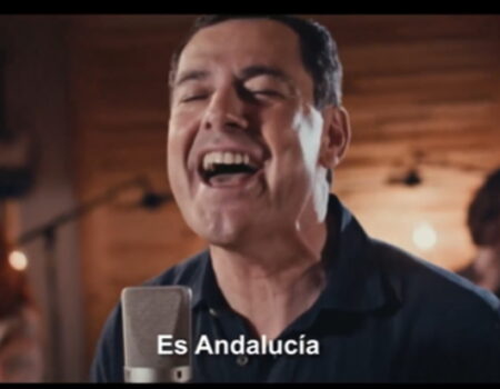 Juanma Moreno sorprende con su faceta musical: canta su propia sintonía de campaña ‘Kilómetro Sur’