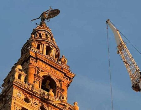 Impresionantes grúas se alzan hasta la altura del Cuerpo de Campanas de la Giralda de Sevilla