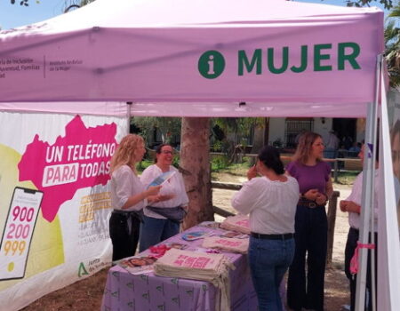 La Junta instala en El Rocío un punto InfoMujer frente a la violencia de género y sexual 