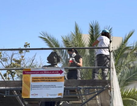 Acaban los trabajos de conservación del monumento a Velázquez en la Plaza del Duque
