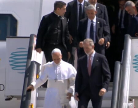 Una incidencia técnica obliga al avión del Papa León XIV a cancelar el despegueEl Rey Felipe VI ha subido desde la pista donde despedía al Pontífice, acompañándolo mientras el aparato abría de nuevo sus puertas