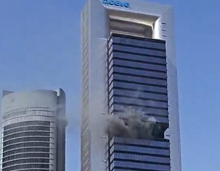 Desalojan la Torre Moeve en Madrid por incendio tras una explosión en la planta 25
