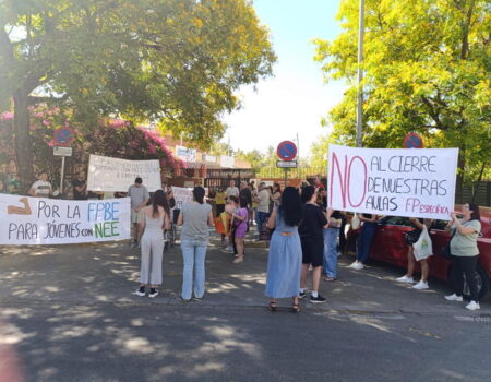 Padres y madres se moblizan en el Instituto Santa Aurelia de Sevilla para defender la Formación Profesional Básica para jóvenes con necesidades educativas especiales