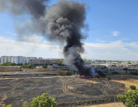 Un incendio interrumpe durante media hora la circulación ferroviaria en Santa Justa