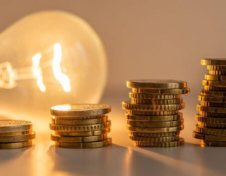 Precio de la luz por horas hoy viernes 24 de julio: desplome a mediodía y pico por la noche