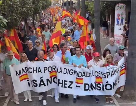 Éxito de la Marcha por la Dignidad en Marbella con miles de asistentes en pleno verano