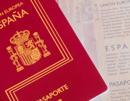 Concesión de nacionalidad a descendientes de españoles y regularización de residentes ilegales en España