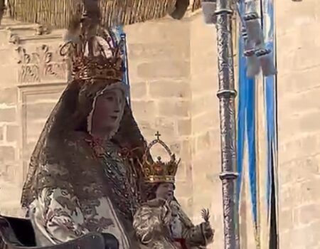 Con la Virgen de los Reyes