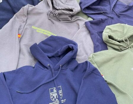 De la puerta del colegio a la despedida de soltero, la sudadera que arrasa en Sevilla