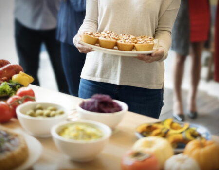 Por qué comemos de más en un buffet libre: así responde tu cerebro